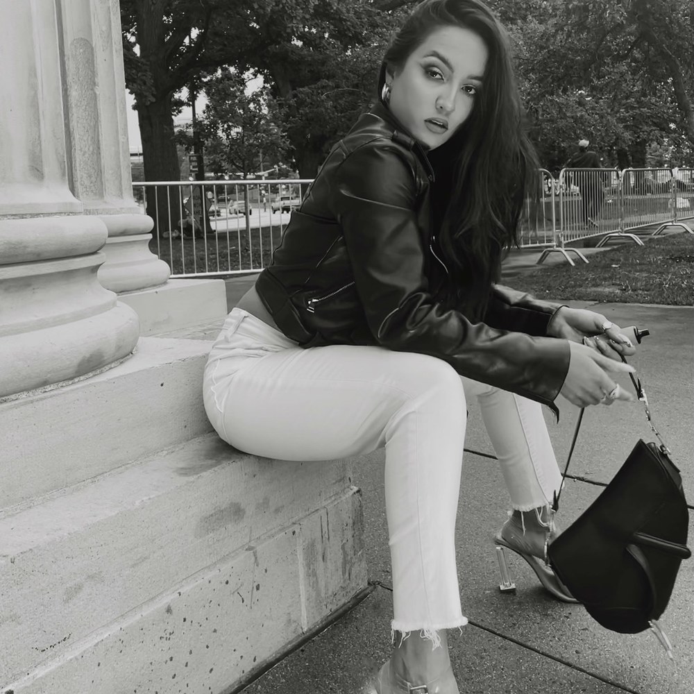 Meet your Posher, Valeria